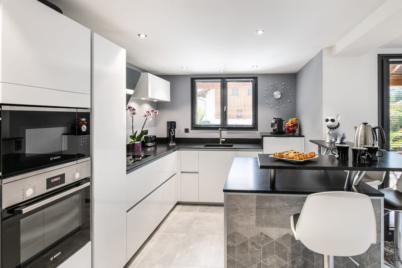Cuisine contemporaine gris clair avec îlot | Raison Home